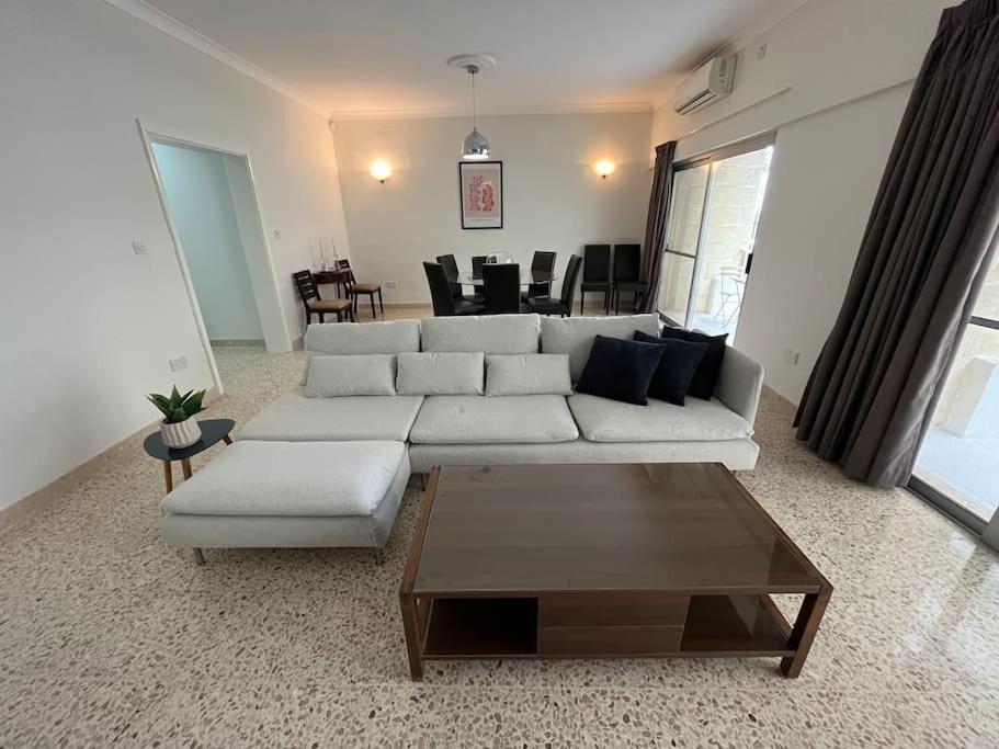 Seaview 3 Bedroom Apartment In Sliema Kültér fotó